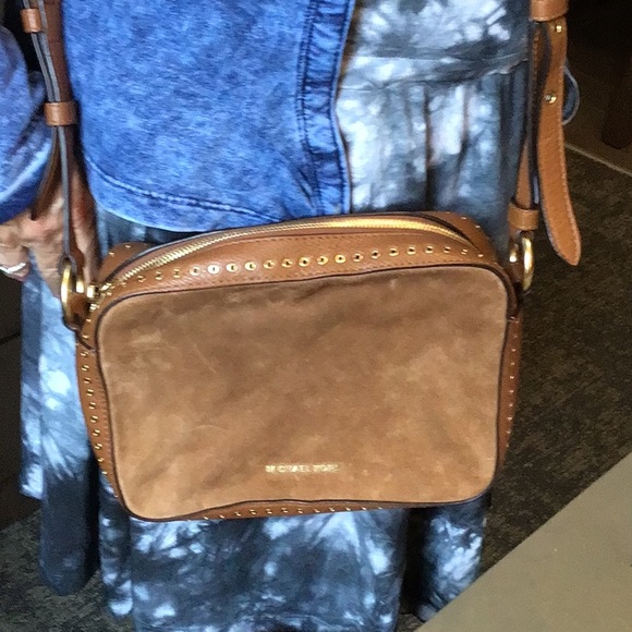 Michaels Kors,  detailed suede and leather handbag with rivets on  bag and strap - Picture 4 of 6